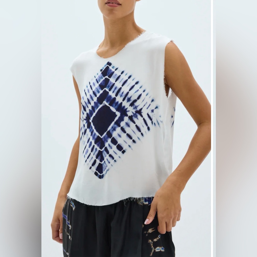 Raquel Allegra Silk White Sleeveless Tee with Navy Tie-Dye Diamond